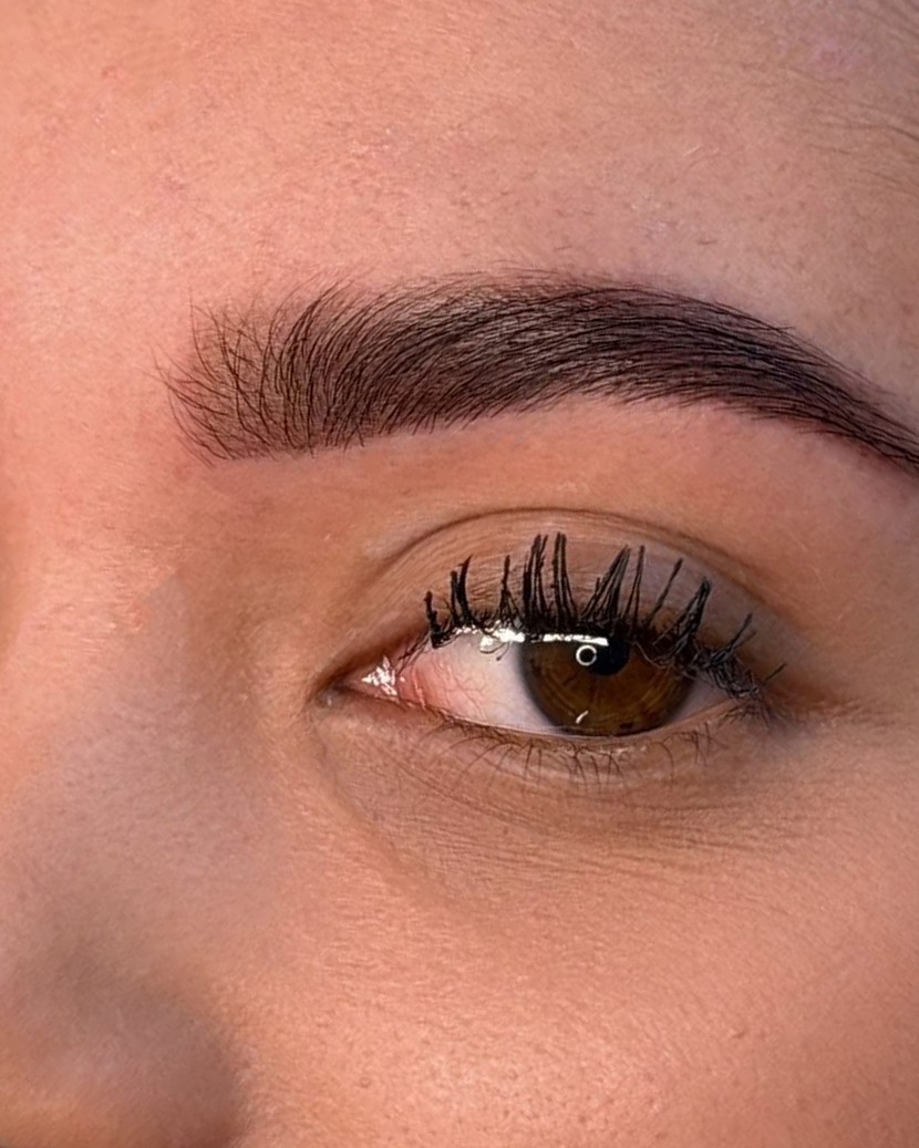 Brow lamination: de haartjes strak omhoog gebrusht