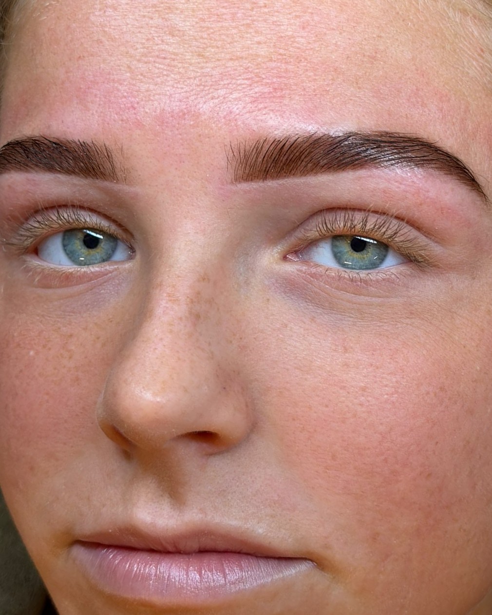 Klant met pas gedane hybrid brows, strak geshaped
